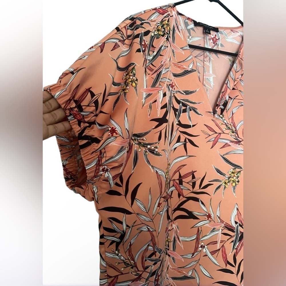 Andrew Marc Tops Floral Boxy Satin V Neck Blouse Workwear Color: pink/Orange L - Picture 3 of 5